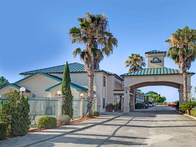 Days Inn & Suites By Wyndham Houston North - Spring Extérieur photo