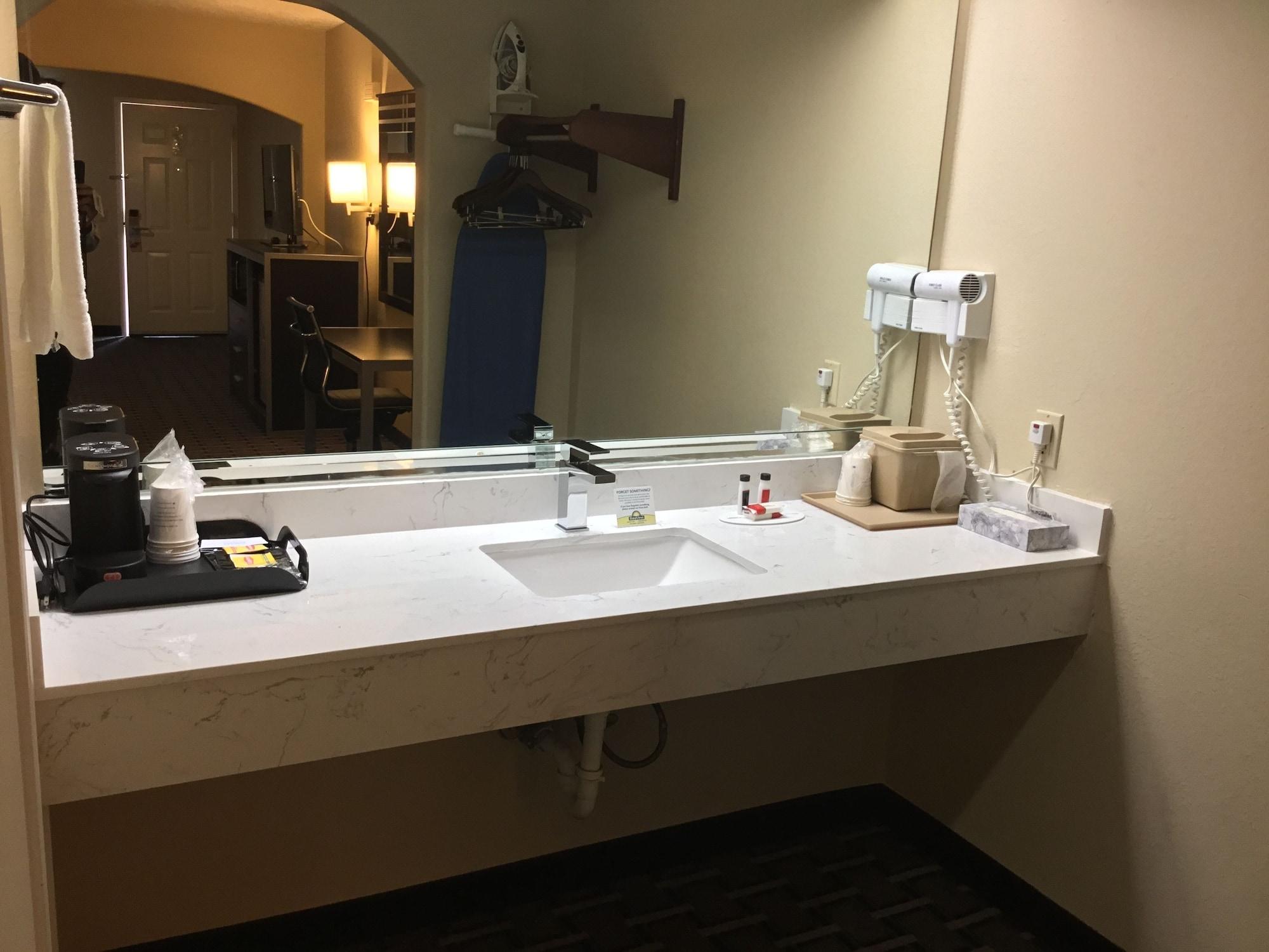 Days Inn & Suites By Wyndham Houston North - Spring Extérieur photo