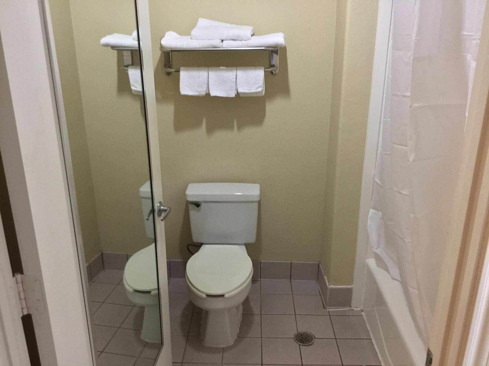 Days Inn & Suites By Wyndham Houston North - Spring Extérieur photo