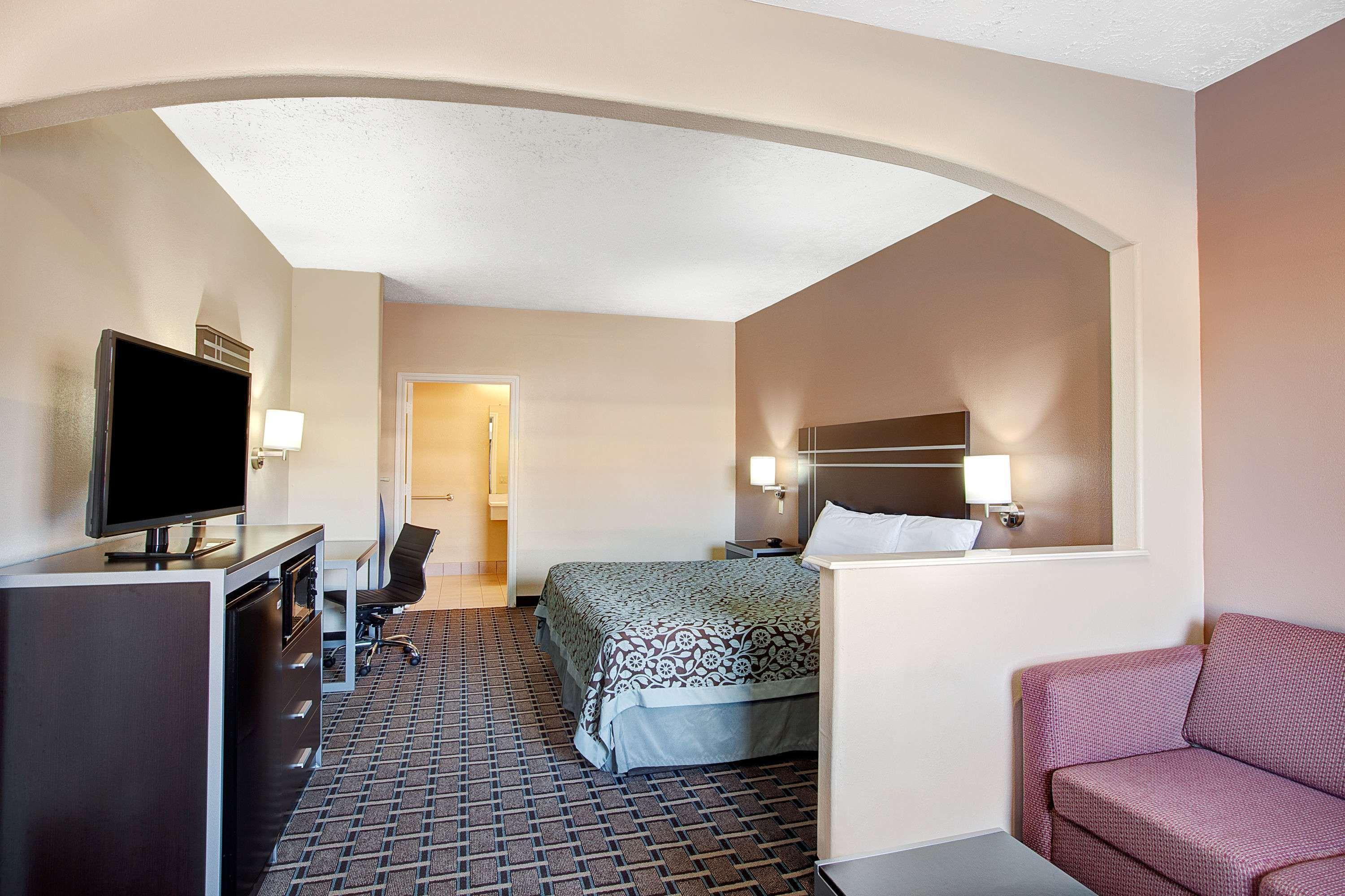 Days Inn & Suites By Wyndham Houston North - Spring Extérieur photo