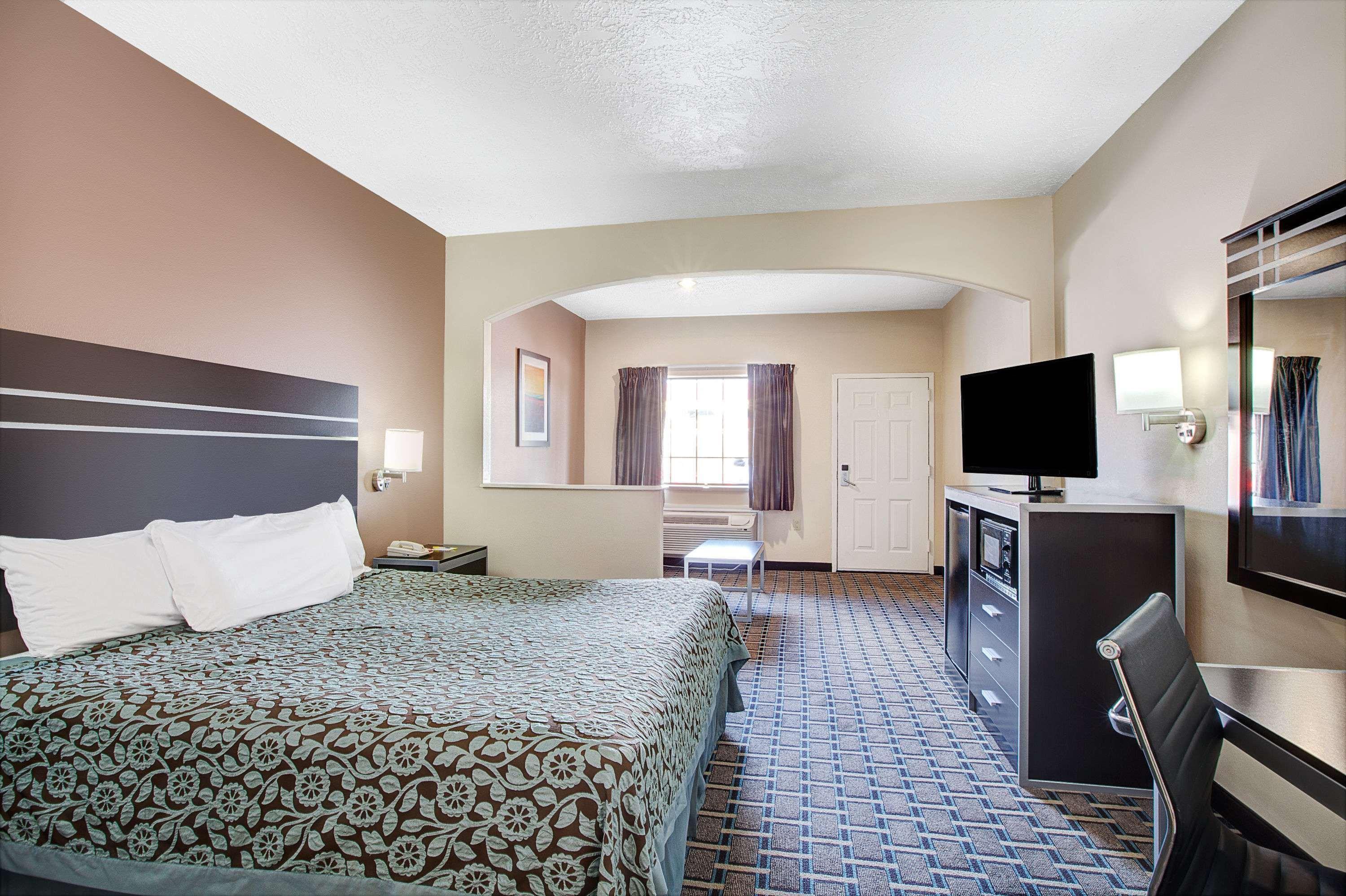 Days Inn & Suites By Wyndham Houston North - Spring Extérieur photo