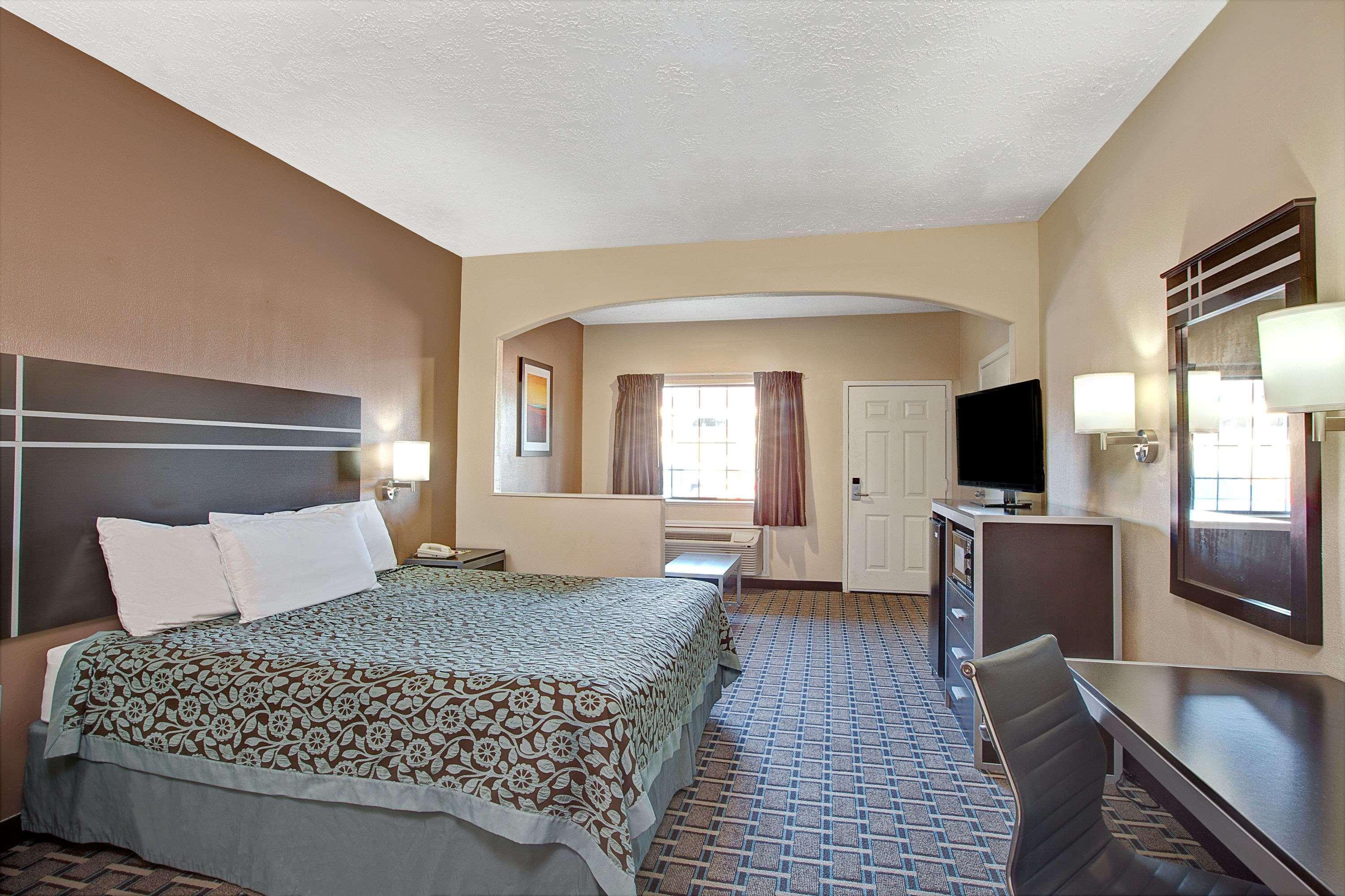 Days Inn & Suites By Wyndham Houston North - Spring Extérieur photo