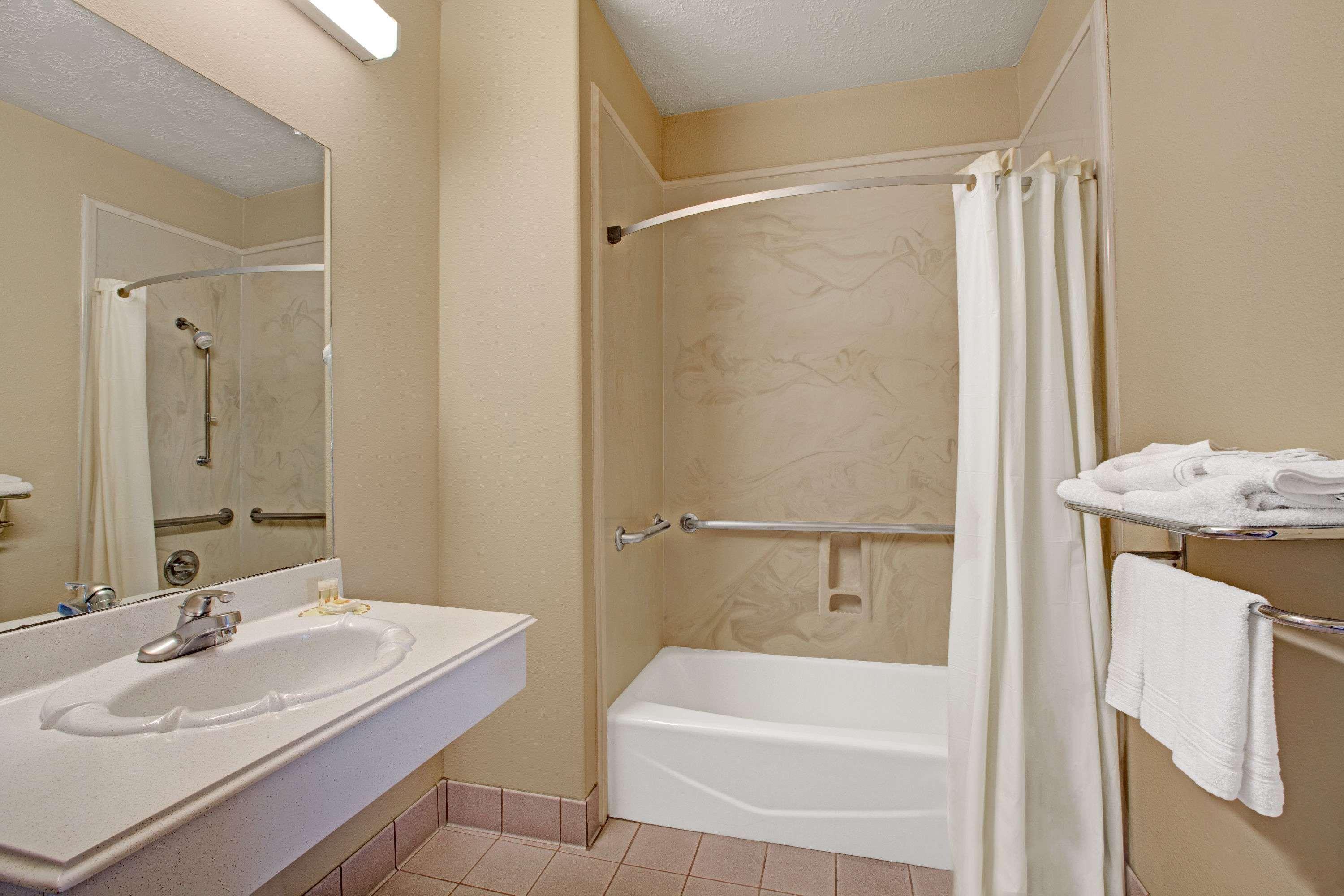 Days Inn & Suites By Wyndham Houston North - Spring Extérieur photo