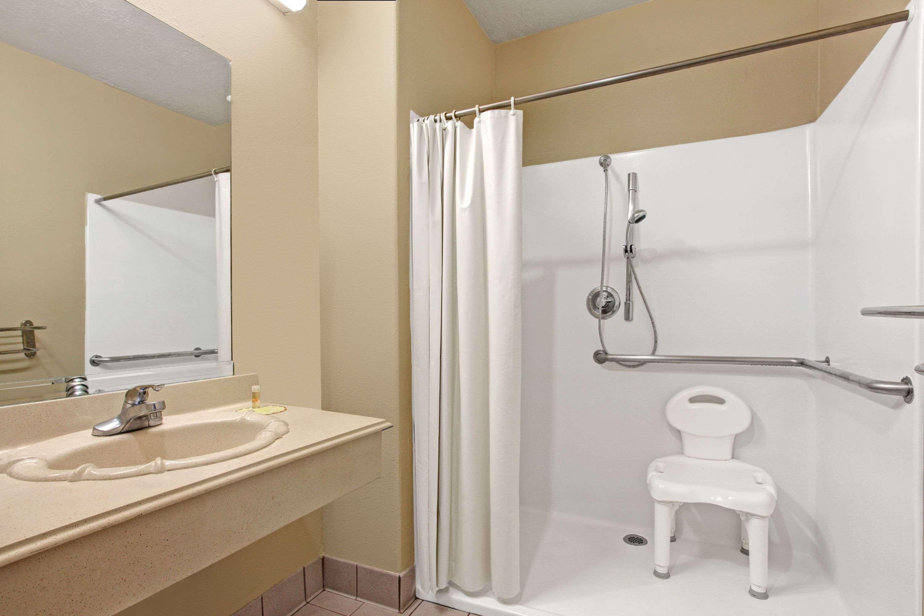 Days Inn & Suites By Wyndham Houston North - Spring Extérieur photo