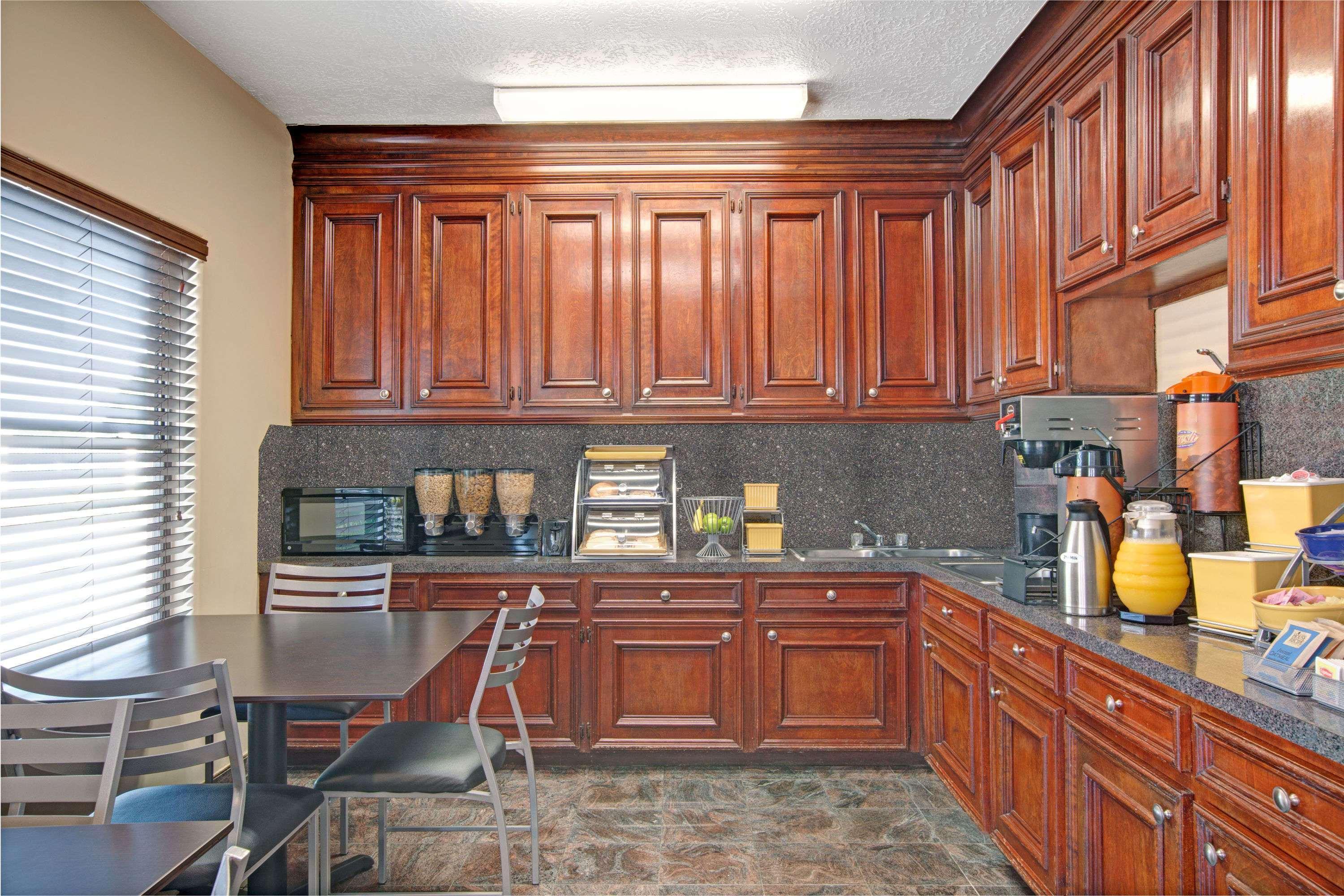 Days Inn & Suites By Wyndham Houston North - Spring Extérieur photo