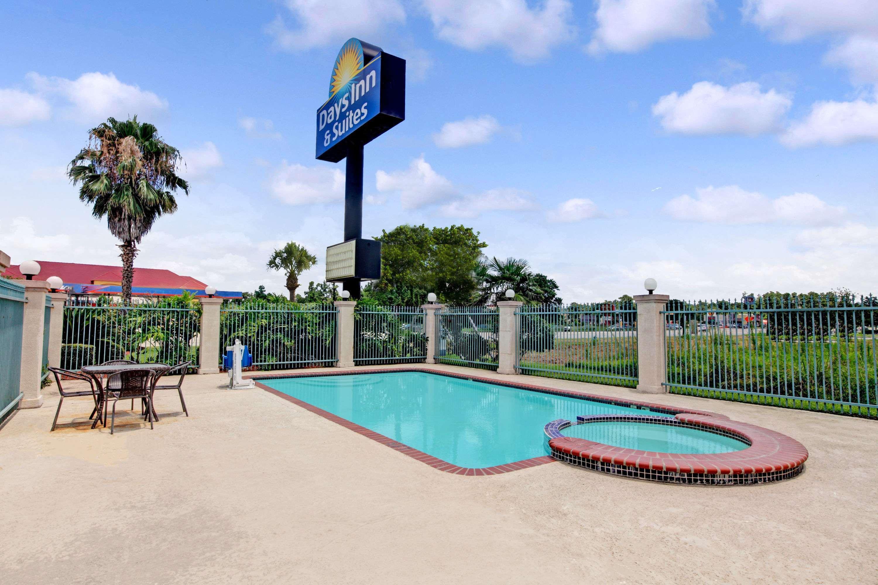Days Inn & Suites By Wyndham Houston North - Spring Extérieur photo