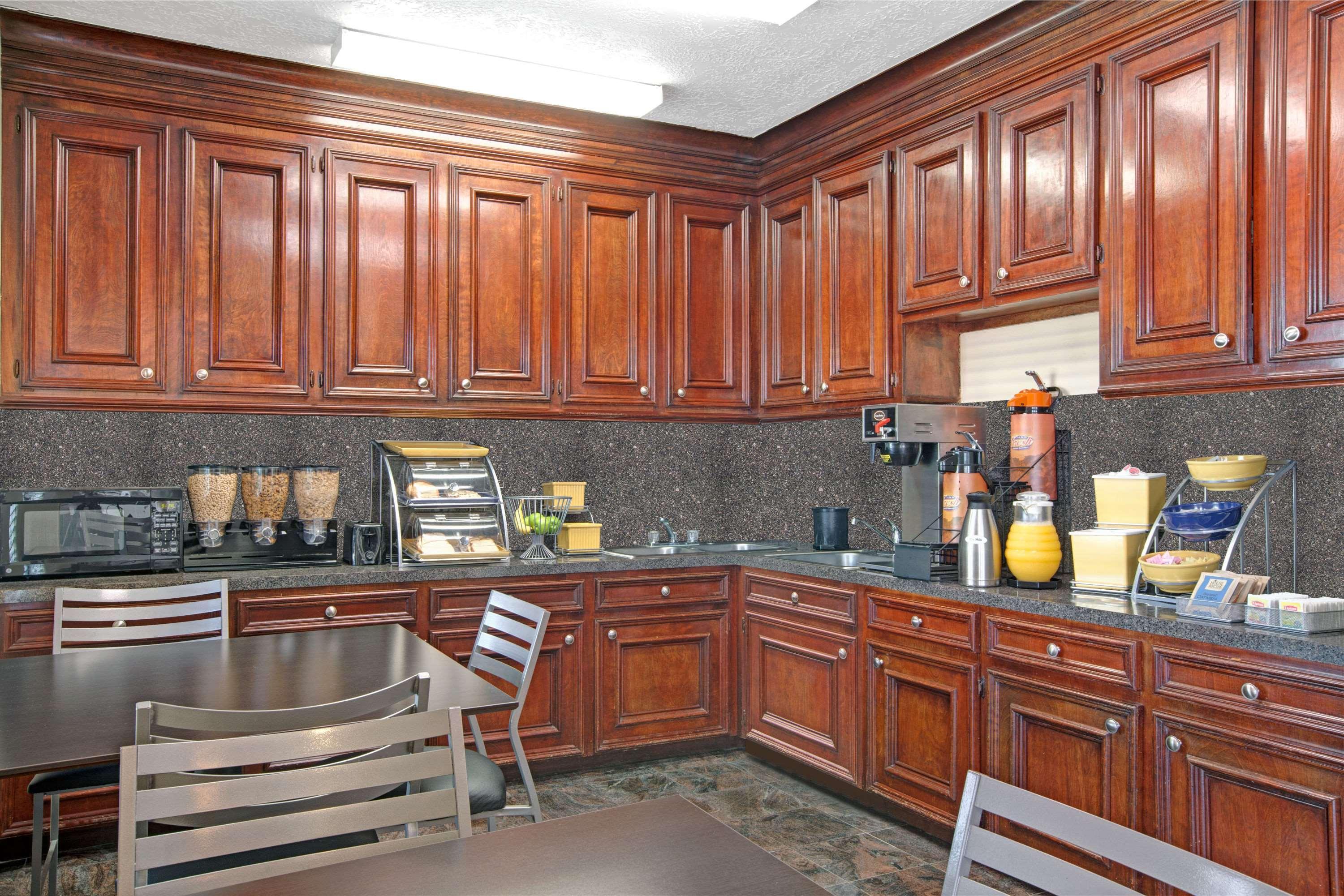 Days Inn & Suites By Wyndham Houston North - Spring Extérieur photo
