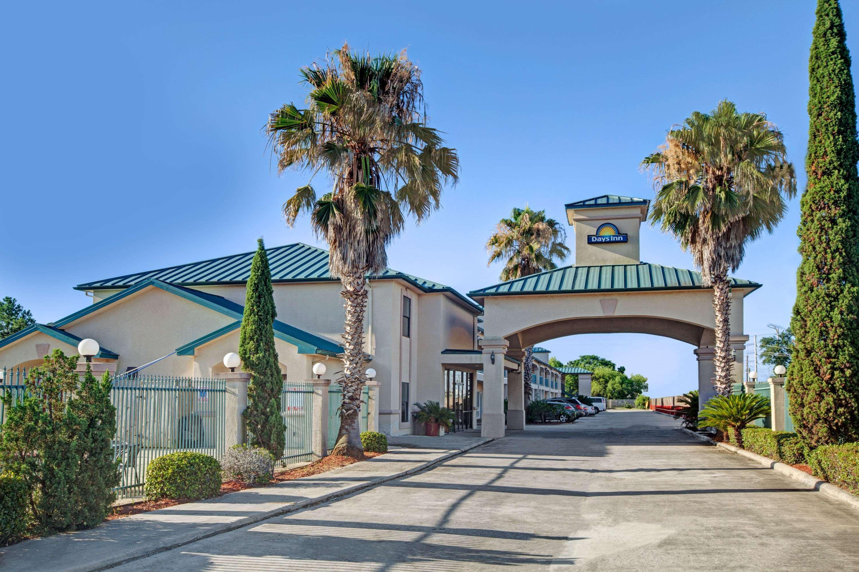 Days Inn & Suites By Wyndham Houston North - Spring Extérieur photo