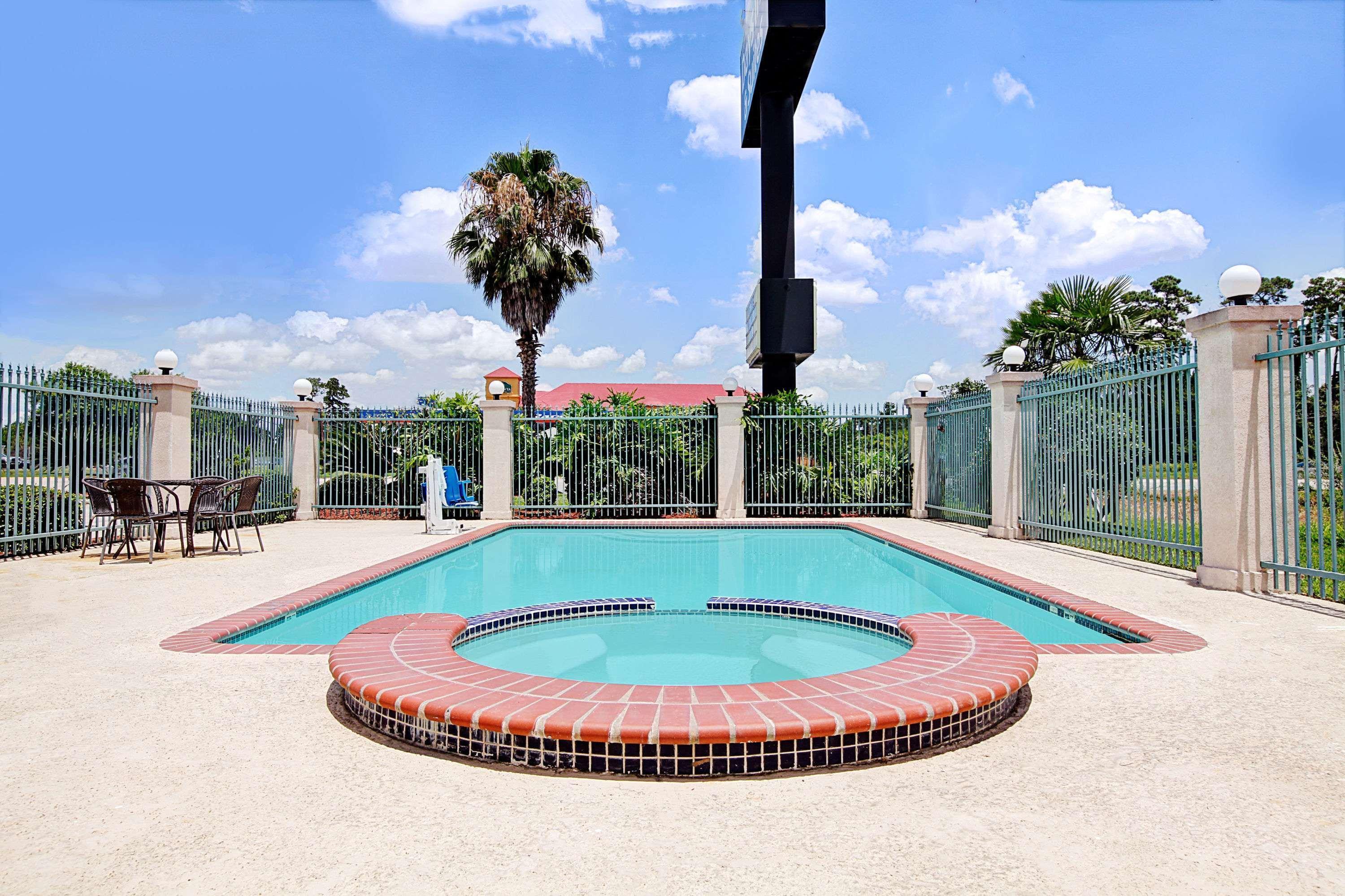 Days Inn & Suites By Wyndham Houston North - Spring Extérieur photo